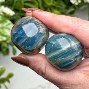 Blue Onyx Tumble | 40-50g | - No. 335 (polished Crystal Pocket Stone, Throat Chakra, Peace)