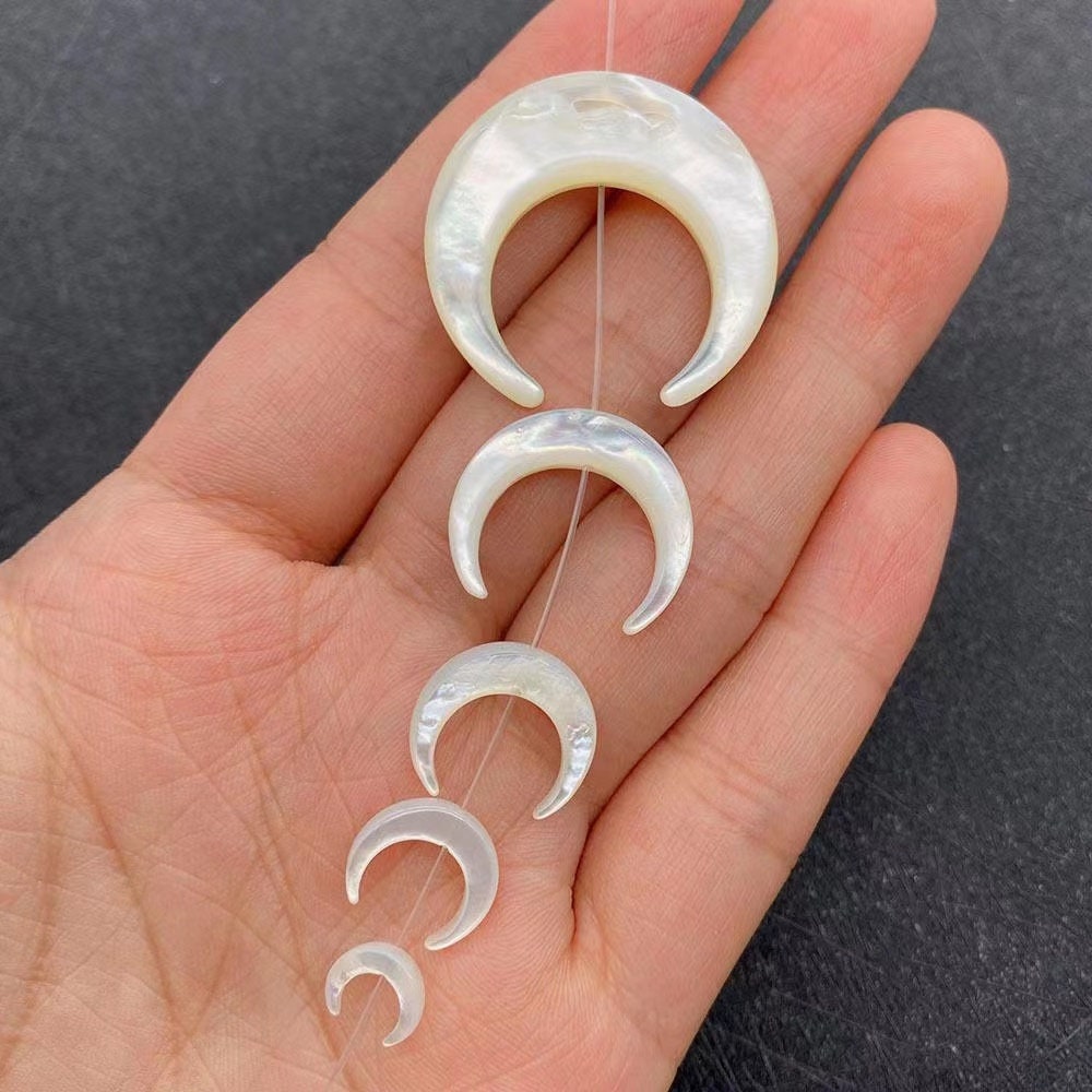 8mm-30mm Natural Shells Pearls Moon Shape Cabochon Beads,faceted Moon Shape Necklacec Pendants Accessories,2 Beads