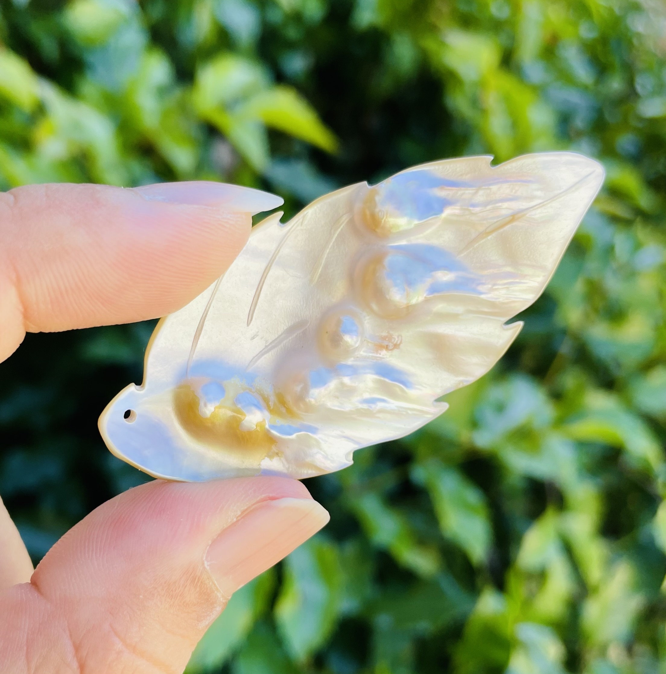 Leaf Mabe Pearl Abalone Shell Pendant: Rainbow Opalescent Gem (50-70mm) Leaf Mabe Pearl Abalone Shell Pendant: Rainbow Opalescent Gem (50-70mm)