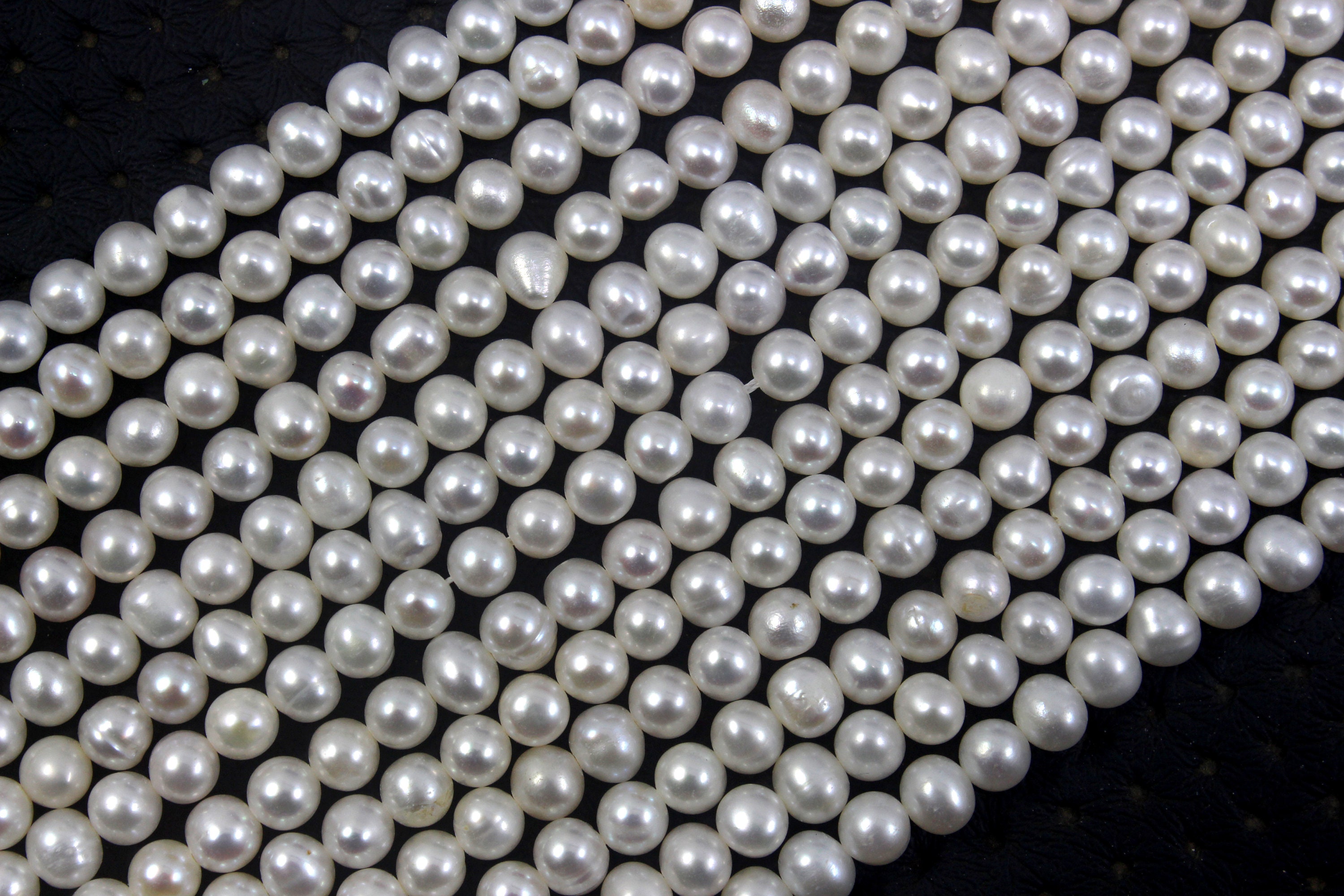 Freshwater Pearl Beads: Smooth Round Gemstone, 5.5-6mm, 15" Strand