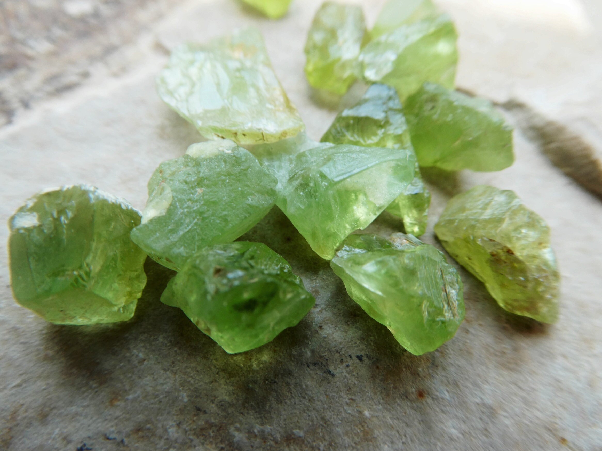 Raw Peridot Crystals 9-13mm Undrilled Gemstone-13 Pcs 8g Lot -ring Jewelry Making-natural Craft Beads