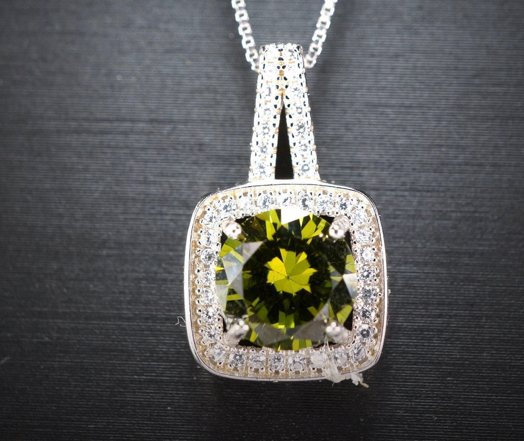 18kgp @ Sterling Silver Green Peridot Necklace - Square Halo Style Round Cut Lab Created Peridot Pendant 086 18kgp @ Sterling Silver Green Peridot Necklace - Square Halo Style Round Cut Lab Created Peridot Pendant 086