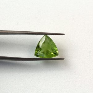Trillion cut peridot loose gemstone 11mm Natural faceted stone for jewelry 4ct Trillion cut peridot loose gemstone 11mm Natural faceted stone for jewelry 4ct