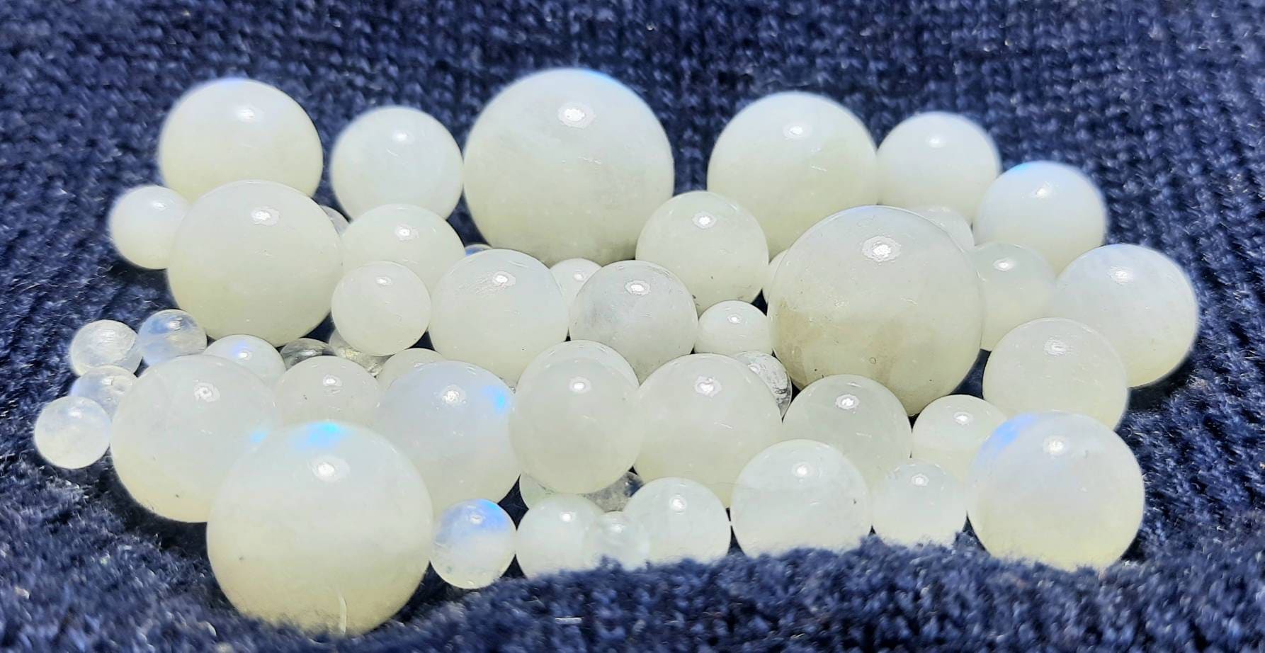 Rainbow Moonstone Gemstone Balls: White Round Cabochons (4x4 To 25x25 Mm) Rainbow Moonstone Gemstone Balls: White Round Cabochons (4x4 To 25x25 Mm)