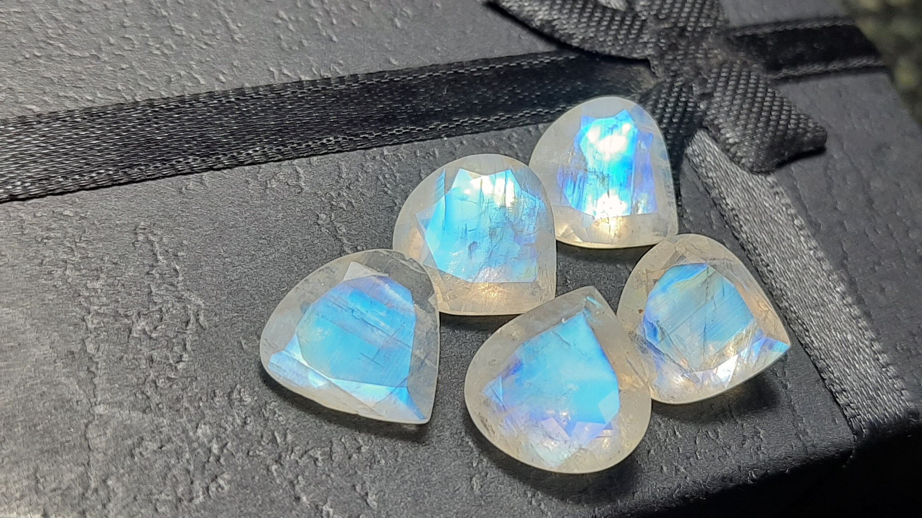 Faceted Heart Rainbow Moonstone Gemstone - Blue Fire (8x8-15x15 Mm)