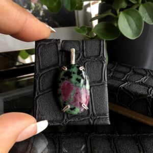Oval Ruby Zoisite Pendant Necklace: Jewelry Gifts Oval Ruby Zoisite Pendant Necklace: Jewelry Gifts