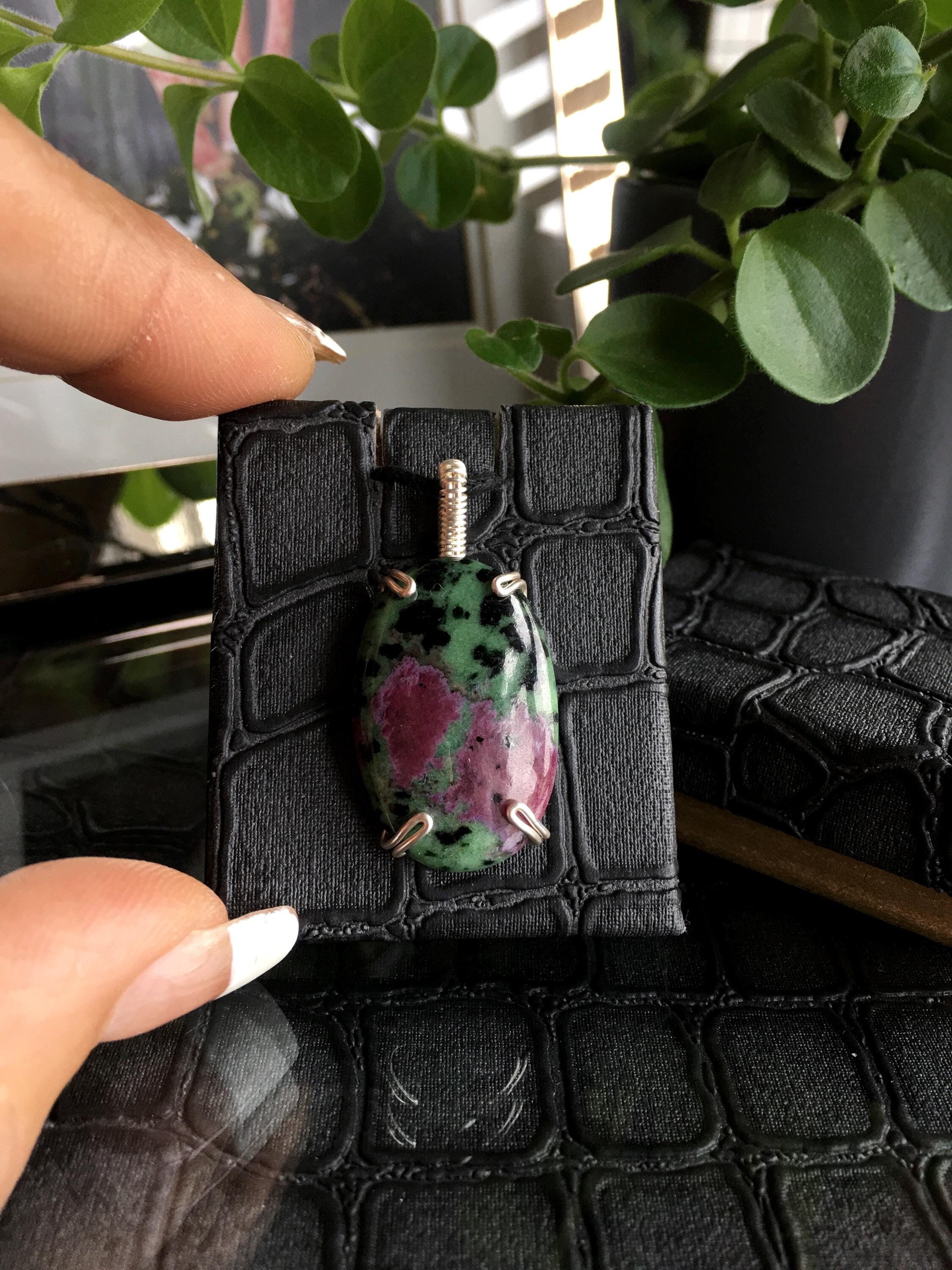 Oval Ruby Zoisite Pendant Necklace: Jewelry Gifts Oval Ruby Zoisite Pendant Necklace: Jewelry Gifts