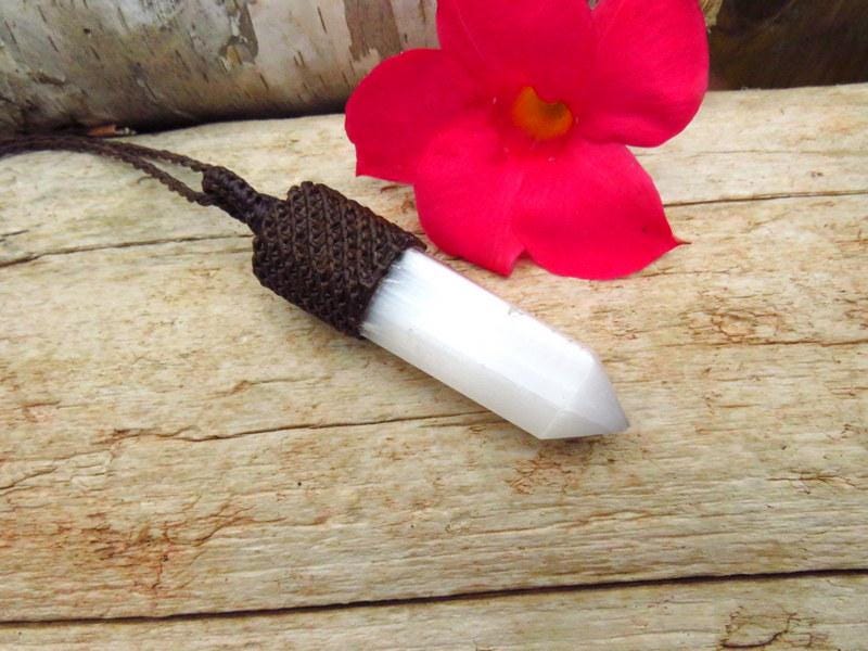 Gifts For Her, Selenite Crystal Necklace, Selenite Macrame Necklace, Macrame Jewelry, Selenite Healing Properties, White Crystal Necklace