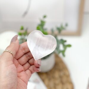 Selenite Heart Crystal – Pocket-sized Healing Stone – White Gemstone Heart – Energy Cleansing & Spiritual Gift Selenite Heart Crystal – Pocket-sized Healing Stone – White Gemstone Heart – Energy Cleansing & Spiritual Gift
