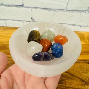 Selenite Charging Bowl with 7 Chakra Tumbled Stones & Velvet Pouch, 10 cm (4 inch)