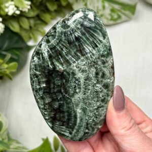 Seraphinite Palmstone | 143g | - #5 (polished Green Crystal Pocket Stone Palm, Heart Chakra, Compassion)