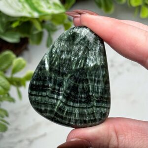 Seraphinite Palmstone , 34g , - #18 (polished Green Crystal Pocket Stone Palm, Heart Chakra, Compassion) Seraphinite Palmstone , 34g , - #18 (polished Green Crystal Pocket Stone Palm, Heart Chakra, Compassion)