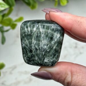 Seraphinite Palmstone , 35g , - #12 (polished Green Crystal Pocket Stone Palm, Heart Chakra, Compassion) Seraphinite Palmstone , 35g , - #12 (polished Green Crystal Pocket Stone Palm, Heart Chakra, Compassion)