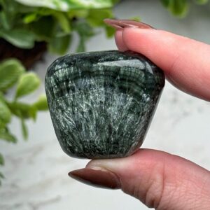 Seraphinite Palmstone , 37g , - #22 (polished Green Crystal Pocket Stone Palm, Heart Chakra, Compassion) Seraphinite Palmstone , 37g , - #22 (polished Green Crystal Pocket Stone Palm, Heart Chakra, Compassion)