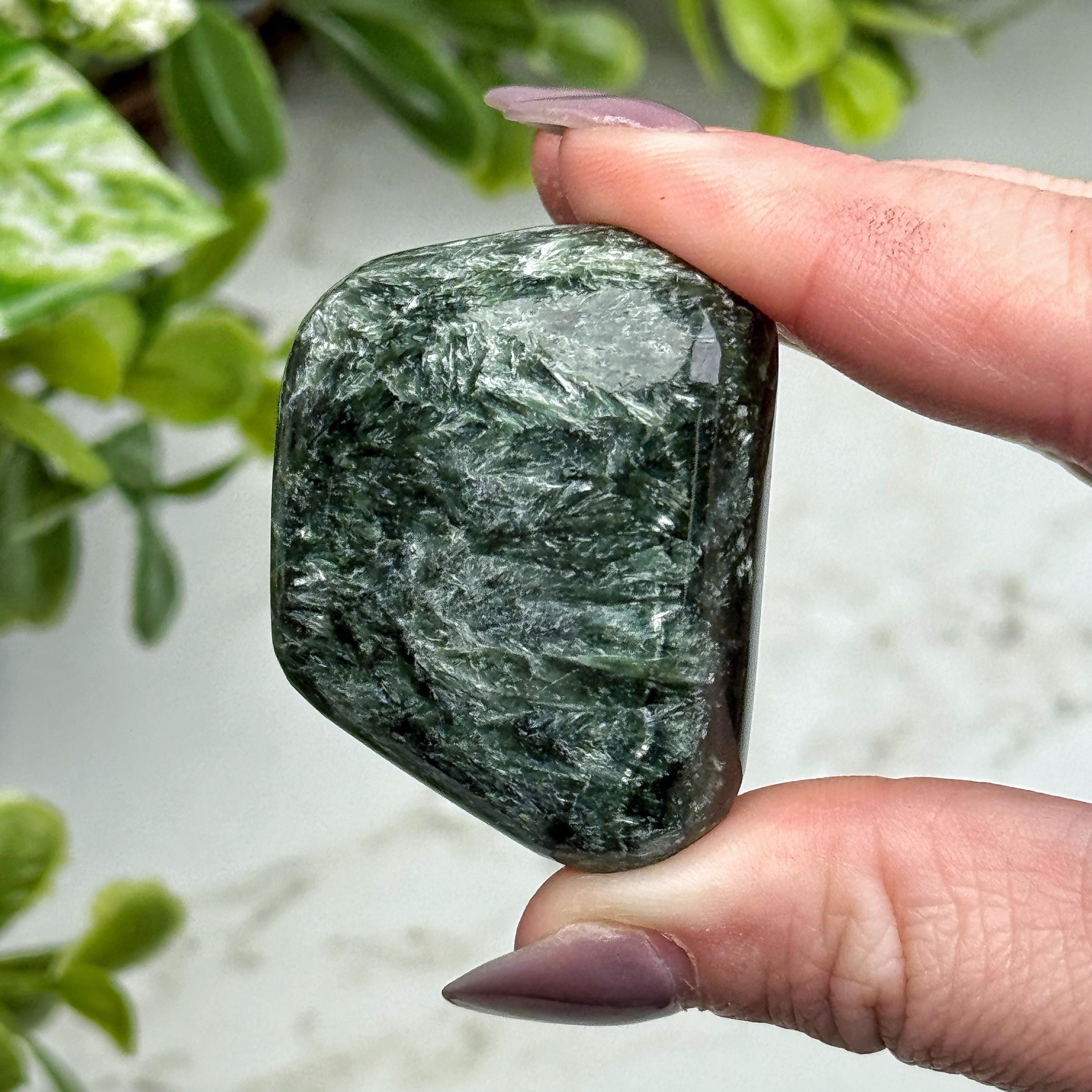 Seraphinite Palmstone | 39g | - #10 (polished Green Crystal Pocket Stone Palm, Heart Chakra, Compassion)