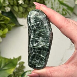 Seraphinite Palmstone | 69g | - #4 (polished Green Crystal Pocket Stone Palm, Heart Chakra, Compassion)