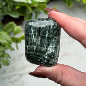 Seraphinite Palmstone , 43g , - #20 (polished Green Crystal Pocket Stone Palm, Heart Chakra, Compassion) Seraphinite Palmstone , 43g , - #20 (polished Green Crystal Pocket Stone Palm, Heart Chakra, Compassion)