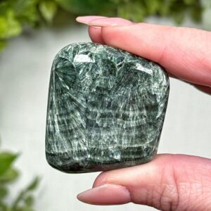 Seraphinite Palmstone | 42g | - #6 (polished Green Crystal Pocket Stone Palm, Heart Chakra, Compassion) Seraphinite Palmstone | 42g | - #6 (polished Green Crystal Pocket Stone Palm, Heart Chakra, Compassion)