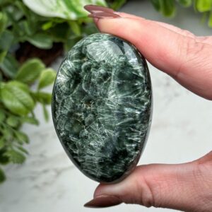 Seraphinite Palmstone , 94g , - #13 (polished Green Crystal Pocket Stone Palm, Heart Chakra, Compassion) Seraphinite Palmstone , 94g , - #13 (polished Green Crystal Pocket Stone Palm, Heart Chakra, Compassion)