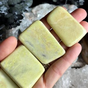 Healerite palm stone, infinite, serpentine Healerite palm stone, infinite, serpentine