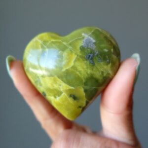 Serpentine Heart Spinach And Green Olive Healthy Body Crystal Serpentine Heart Spinach And Green Olive Healthy Body Crystal