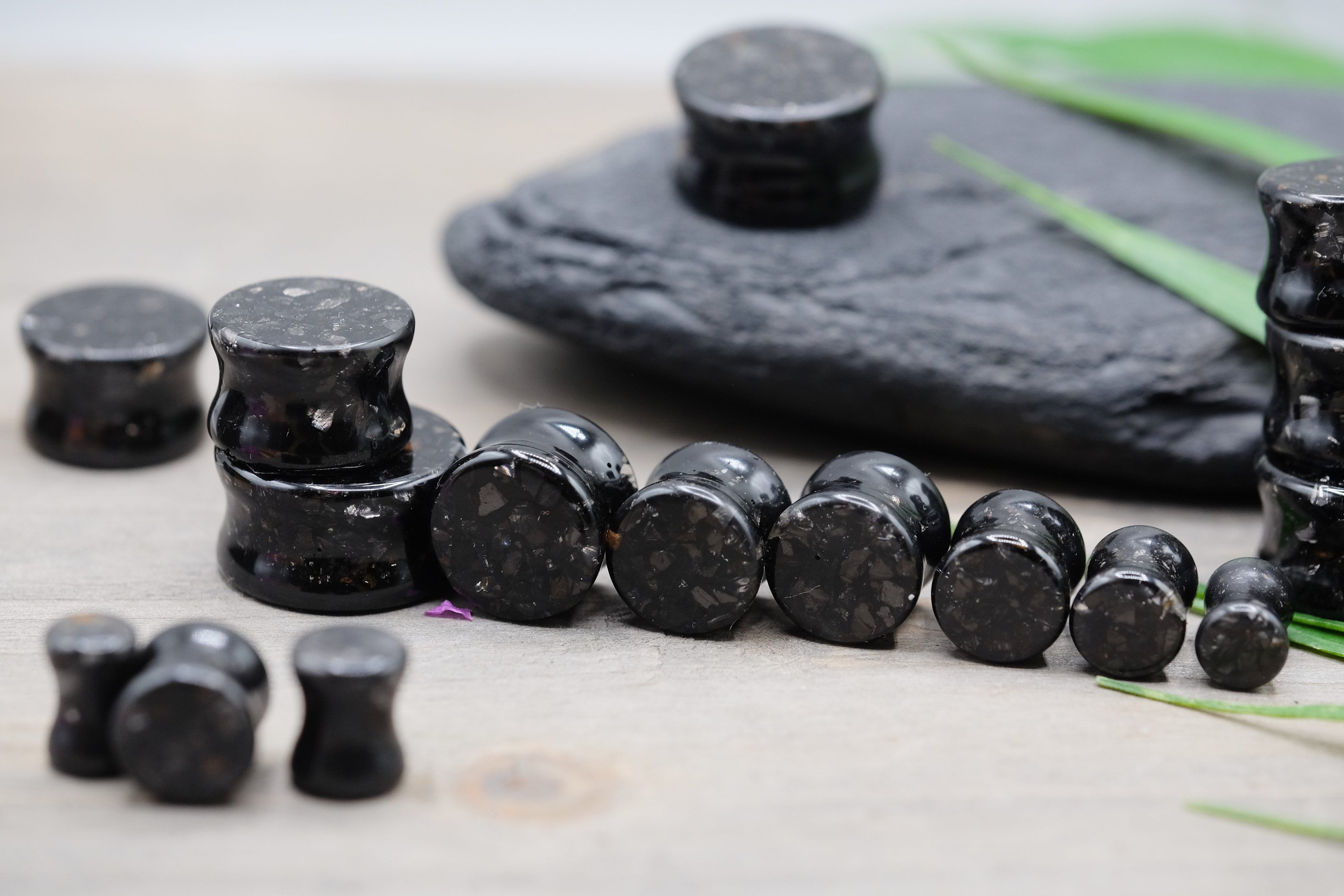Elite Shungite Round Or Heart Resin Plug Gauge Earrings 6-20mm Pairs Emf Protection Custom Earrings Gold Flake Noble Shungite