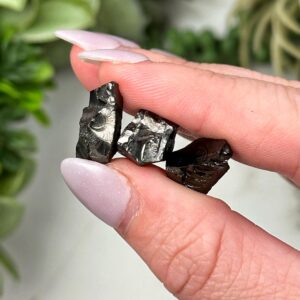 Elite Shungite Chips | 10-100g | - No. 820 (raw Black Crystal Pocket Stone, Root Chakra, Grounding)