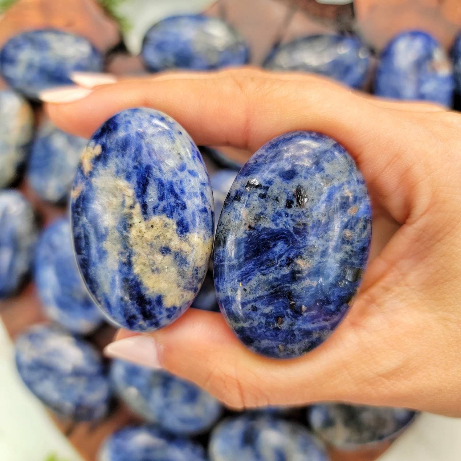 Sodalite Palmstone | 30g | - No. 136 (polished Blue Crystal Pocket Stone Palm, Throat Chakra, Peace) Sodalite Palmstone | 30g | - No. 136 (polished Blue Crystal Pocket Stone Palm, Throat Chakra, Peace)