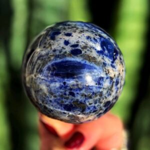 Sodalite sphere w/ stand - for slowing down the mind - healing crystal Sodalite sphere w/ stand - for slowing down the mind - healing crystal
