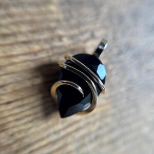 Faceted black spinel in 14k gold pendant Faceted black spinel in 14k gold pendant