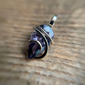 Faceted spinel in 14k gold pendant Faceted spinel in 14k gold pendant