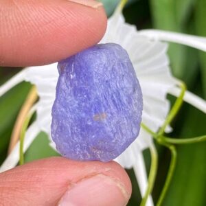 Raw Tanzanite Gemstone: 24 Ct Rough Healing Crystal (21x16 Mm Raw Tanzanite Gemstone: 24 Ct Rough Healing Crystal (21x16 Mm