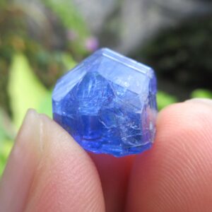 Violet Tanzanite Crystal: Rare Gemstone Specimen, 19.50 Crt Violet Tanzanite Crystal: Rare Gemstone Specimen, 19.50 Crt