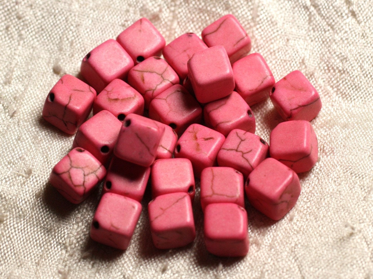 20pc - Perles Turquoise Synthèse Cubes 8x8mm Rose Clair  4558550011640