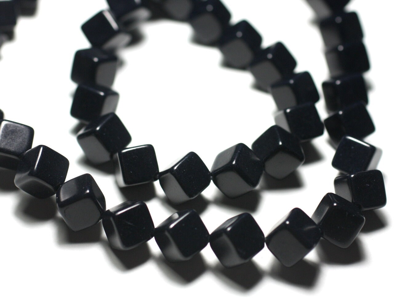 Fil 39cm 34pc Env - Perles Turquoise Synthèse Cubes 8x8mm Noir