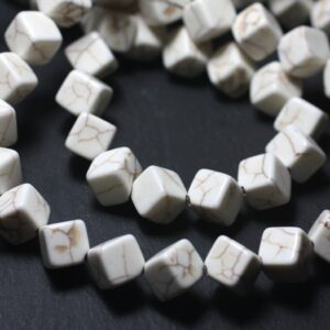Fil 39cm 34pc env - Perles Turquoise synthèse Cubes Pointes 8x8mm Blanc