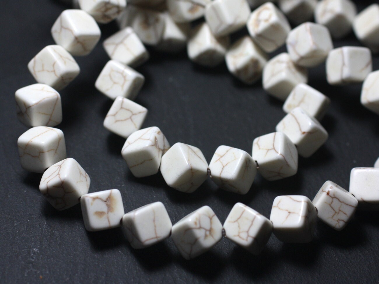 Fil 39cm 34pc Env - Perles Turquoise Synthèse Cubes Pointes 8x8mm Blanc