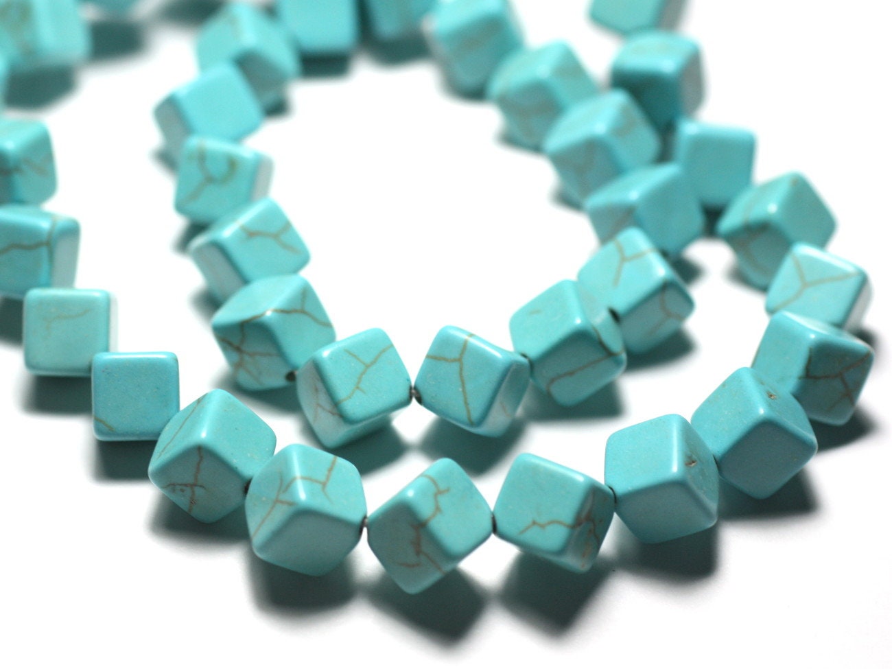 Fil 39cm 34pc Env - Perles Turquoise Synthèse Cubes Pointes 8x8mm Bleu Turquoise