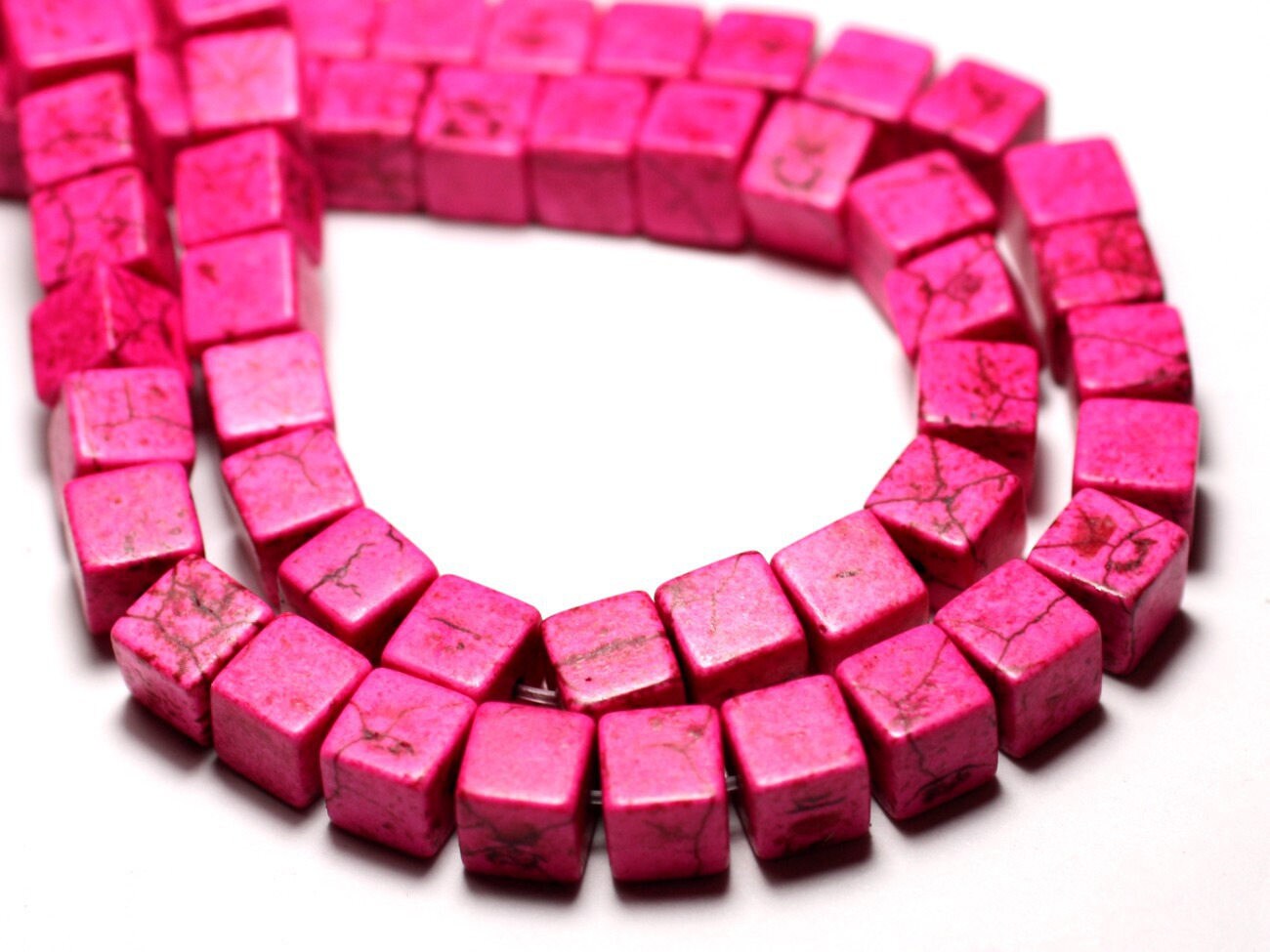 Fil 39cm 49pc Env - Perles De Pierre Turquoise Synthèse Cubes 8mm Rose