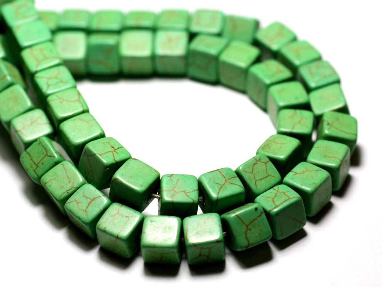 Fil 39cm 49pc Env - Perles De Pierre Turquoise Synthèse Cubes 8mm Vert