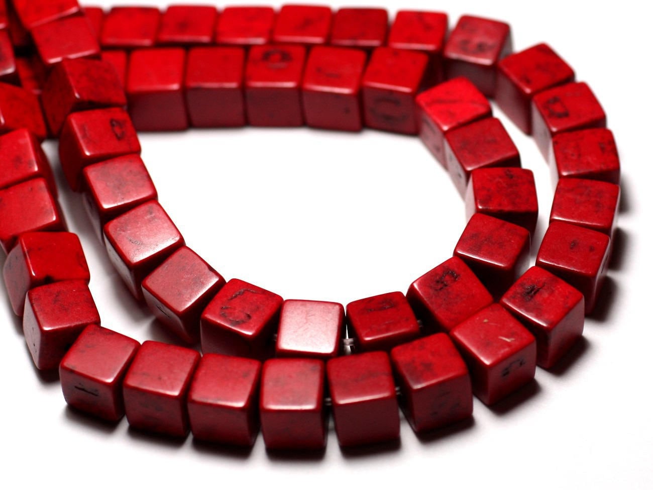 Fil 39cm 49pc Env - Perles De Pierre Turquoise Synthèse Cubes 8mm Rouge Bordeaux