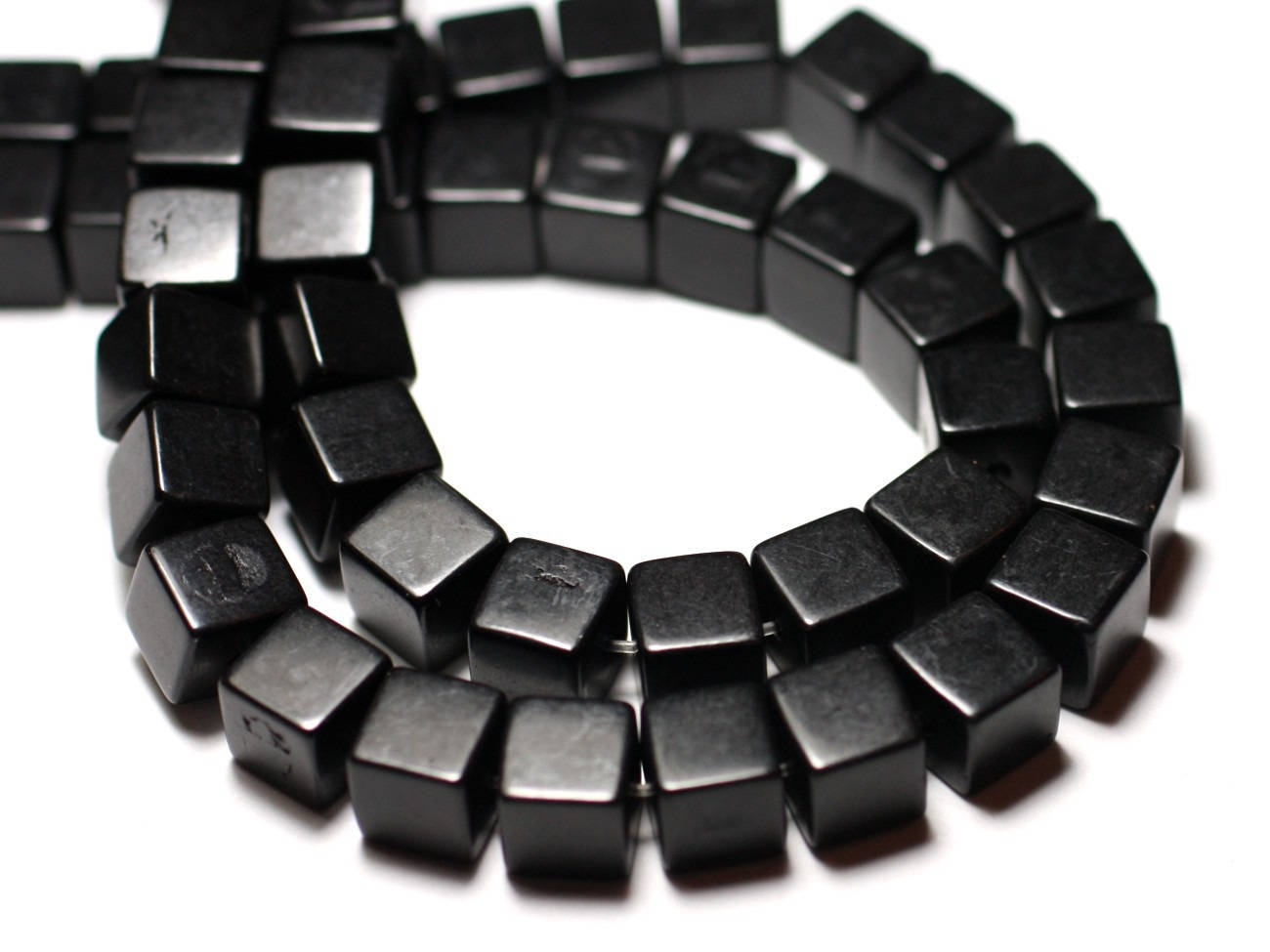 Fil 39cm 49pc Env - Perles De Pierre Turquoise Synthèse Cubes 8mm Noir