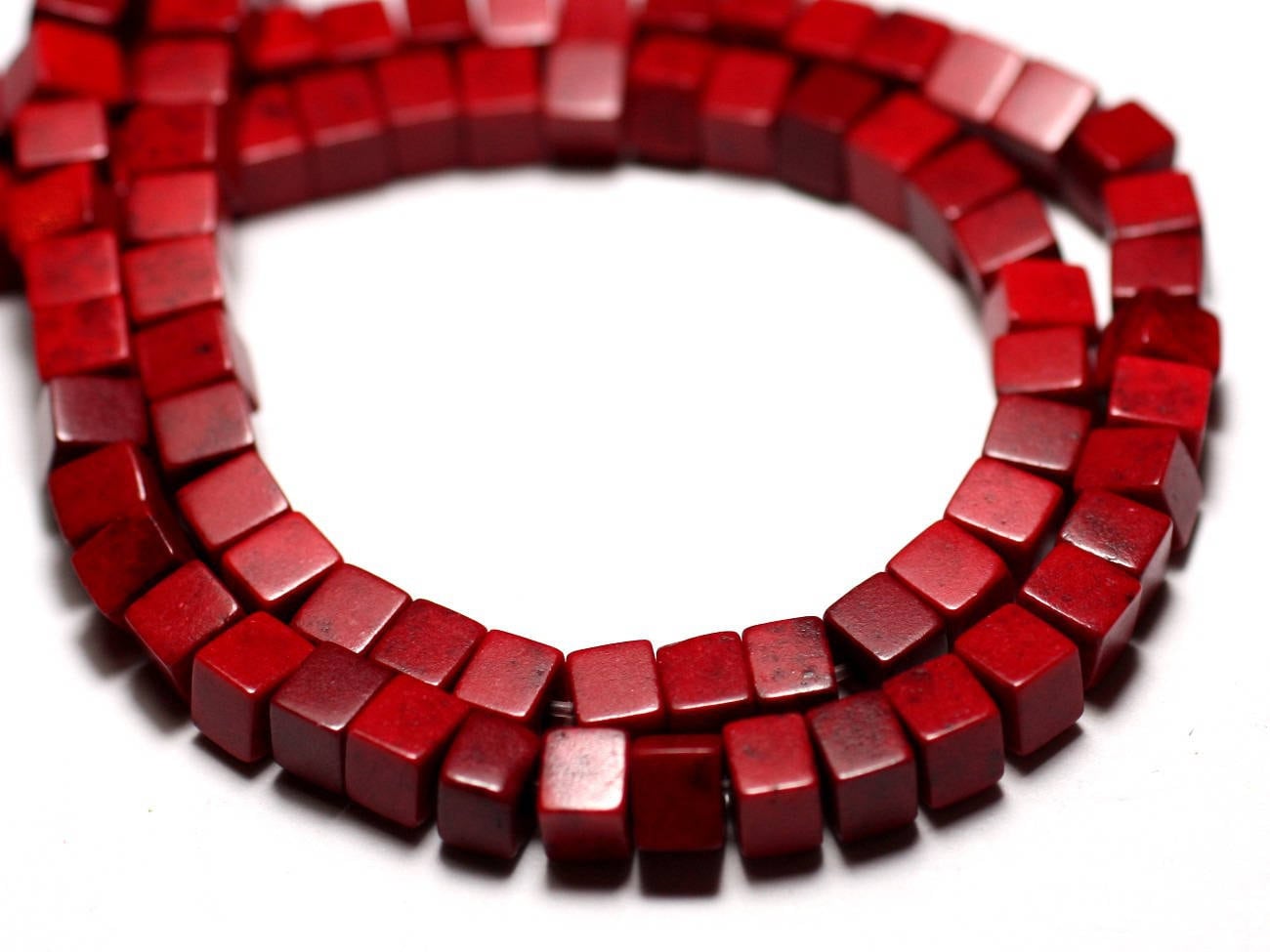 Fil 39cm 85pc Env - Perles Pierre Turquoise Synthèse Reconstituée Cubes 4mm Rouge