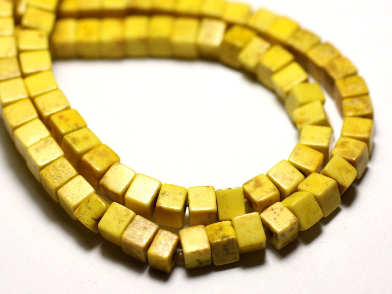 Fil 39cm 98pc Env - Perles De Pierre Turquoise Synthèse Cubes 4mm Jaune