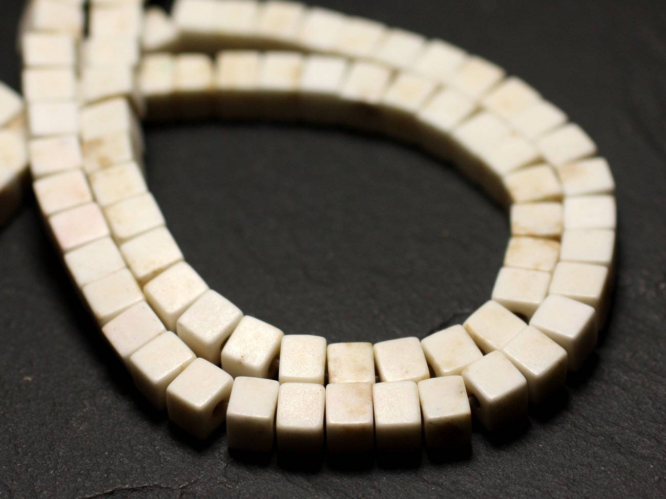 Fil 39cm 98pc Env - Perles De Pierre Turquoise Synthèse Cubes 4mm Blanc