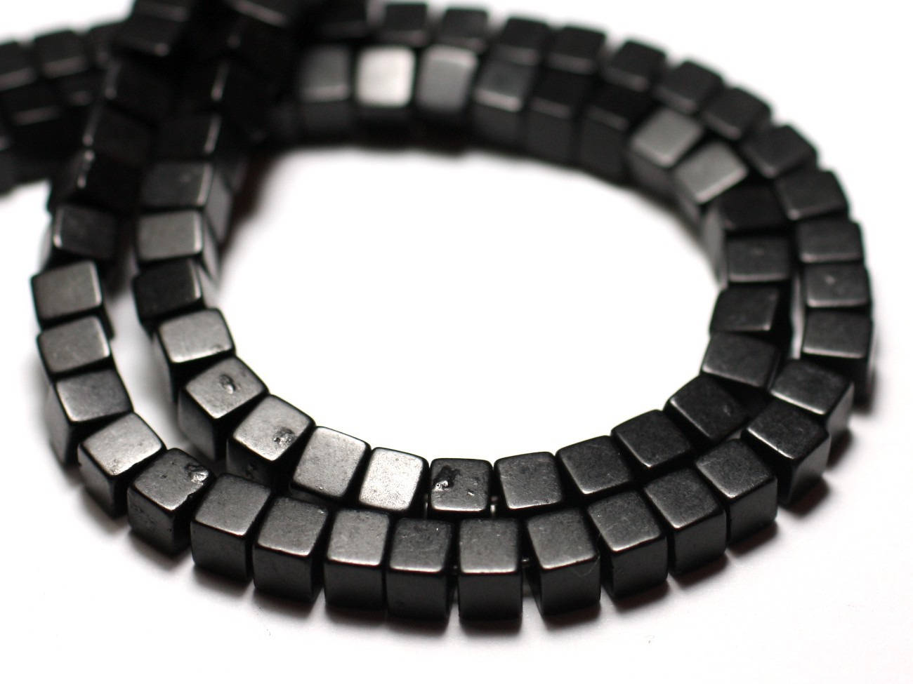 Fil 39cm 98pc Env - Perles De Pierre Turquoise Synthèse Cubes 4mm Noir