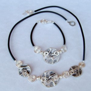 Wire and Button Necklace Jewelry Idea