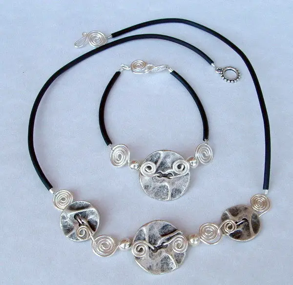 Wire and Button Necklace | Beadage