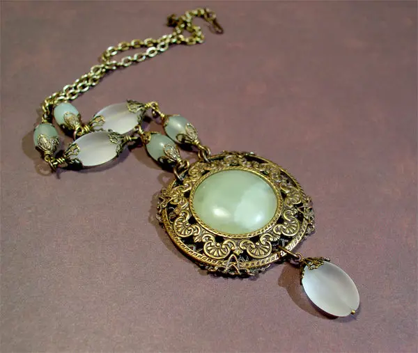Neo-victorian Serpentine And Frosted Glass Necklace Project